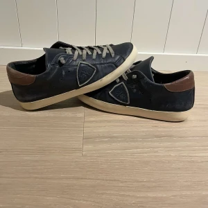 Philippe Model  - Säljer dessa blåa Philippe model skorna i storlek 41, de är i bra skick och har inga defekter. Box och dustbag medföljer. Priset går att förhandla
