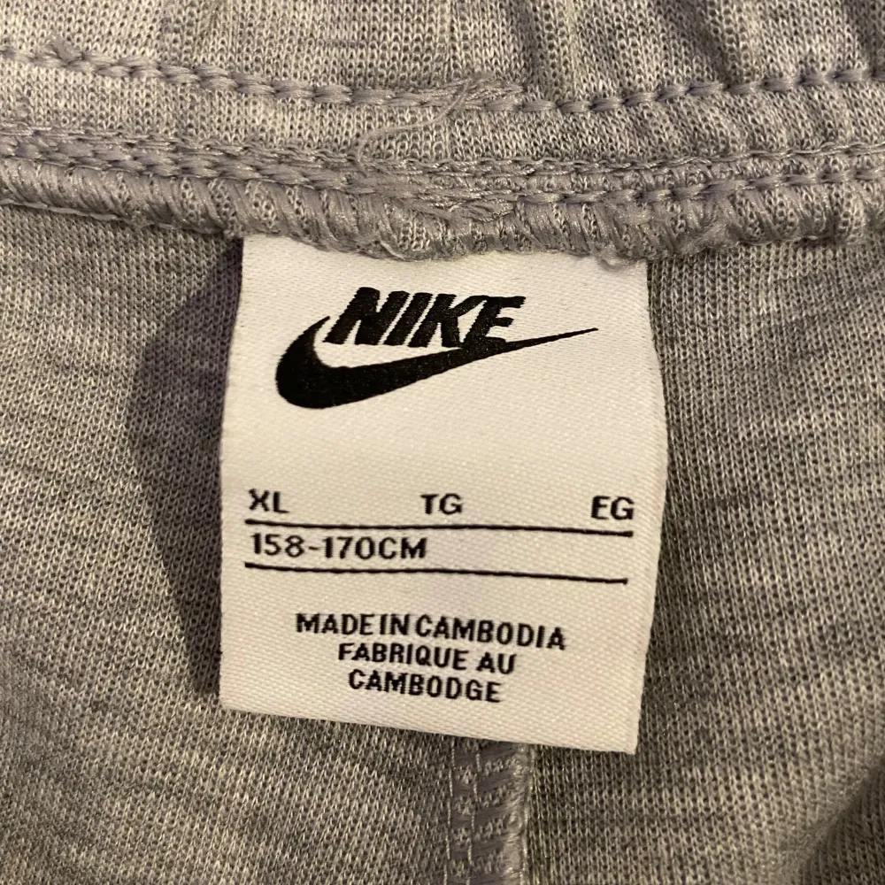 Nike tech fleece byxor i grå. Skick 9,5/10. Köpt från Nikes hemsida. Byxorn för endast :- 299 nypris :- 1100. Storlek XL i barn men sitter som XS i herr. Kolla min andra annonser för en tracksuit. Skriv vid minsta fundering eller mer bilder.. Jeans & Byxor.