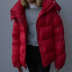 Bikbok dunjacka - Röd dunjacka från bikbok, fint skick. Varm 