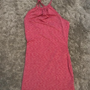 Rosa klänning  - Säljer en snygg rosa klänning med lite öppen rygg. Den är axelbandslös och har en tight passform som framhäver figuren🩷