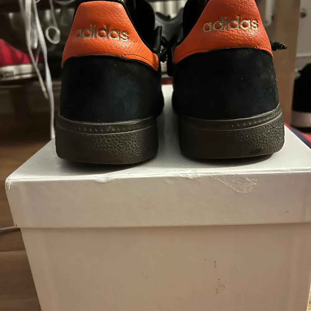 Adidas Spezial | Storlek 39/5 | Svarta och oranga | Bra skick 8,5/10 | köpta förra veckan men var lite små då jag egentligen har storlek 41 | kan sänka pris vid snabb affär | skriv till mig för frågor eller fler bilder |. Skor.