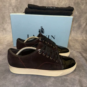 LANVIN CAP TOE - - Lanvins mest eftertraktade färg på marknaden - Skick: 9,5/10 - Tillbehör: Box, dustbag - Storlek UK8/42 passar mer 43 - Nypris ca 5200kr // Deluxecloset