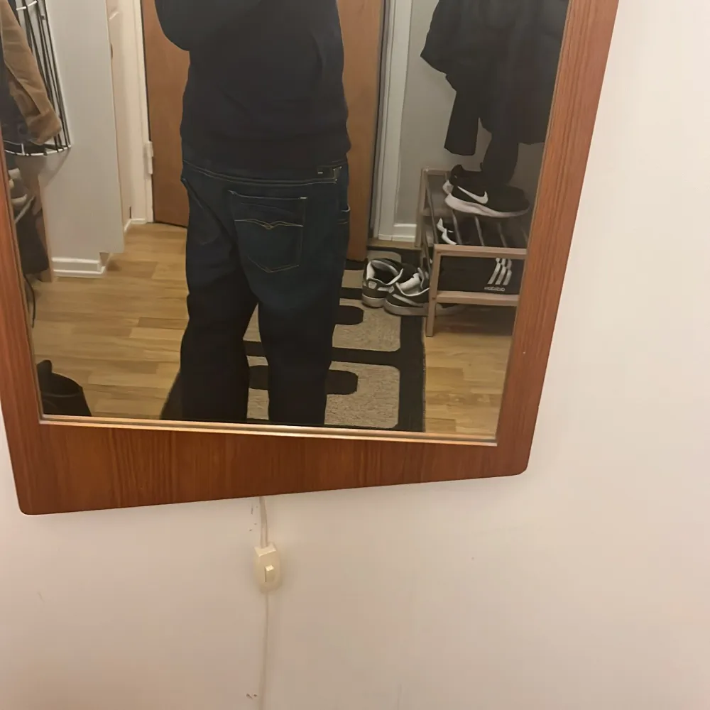 Säljer ett par snygga mörkblå jeans från Replay i bra skick. Dom är storlek 33 och typ baggy/straight. Inga defekter alls men är köpta från secondhand i nyskick. Skriv om ni har frågor eller prisförslag 🙂↕️. Farkut & Housut.