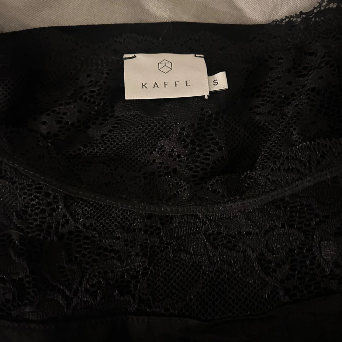 Svart spetsblus från Kaffe - 2
