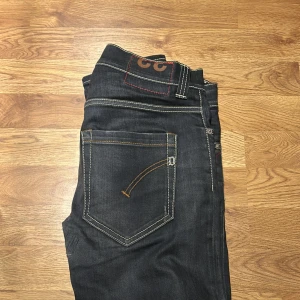 Dondup jeans - Tja säljer dessa riktigt feta Dondup jeans nypris 3500kr mitt pris 749kr pris kan diskuteras. Lagning i skrevet, syns knappt bra lagat hör av vid funderingar!