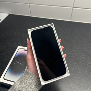 iPhone 14  - Säljer en fullt fungerande iPhone 14.  Batterihälsa 91%  128gb  Finns slitage och spricka på baksida men inget som påverkar mobilen.  Den fungerar felfritt!  