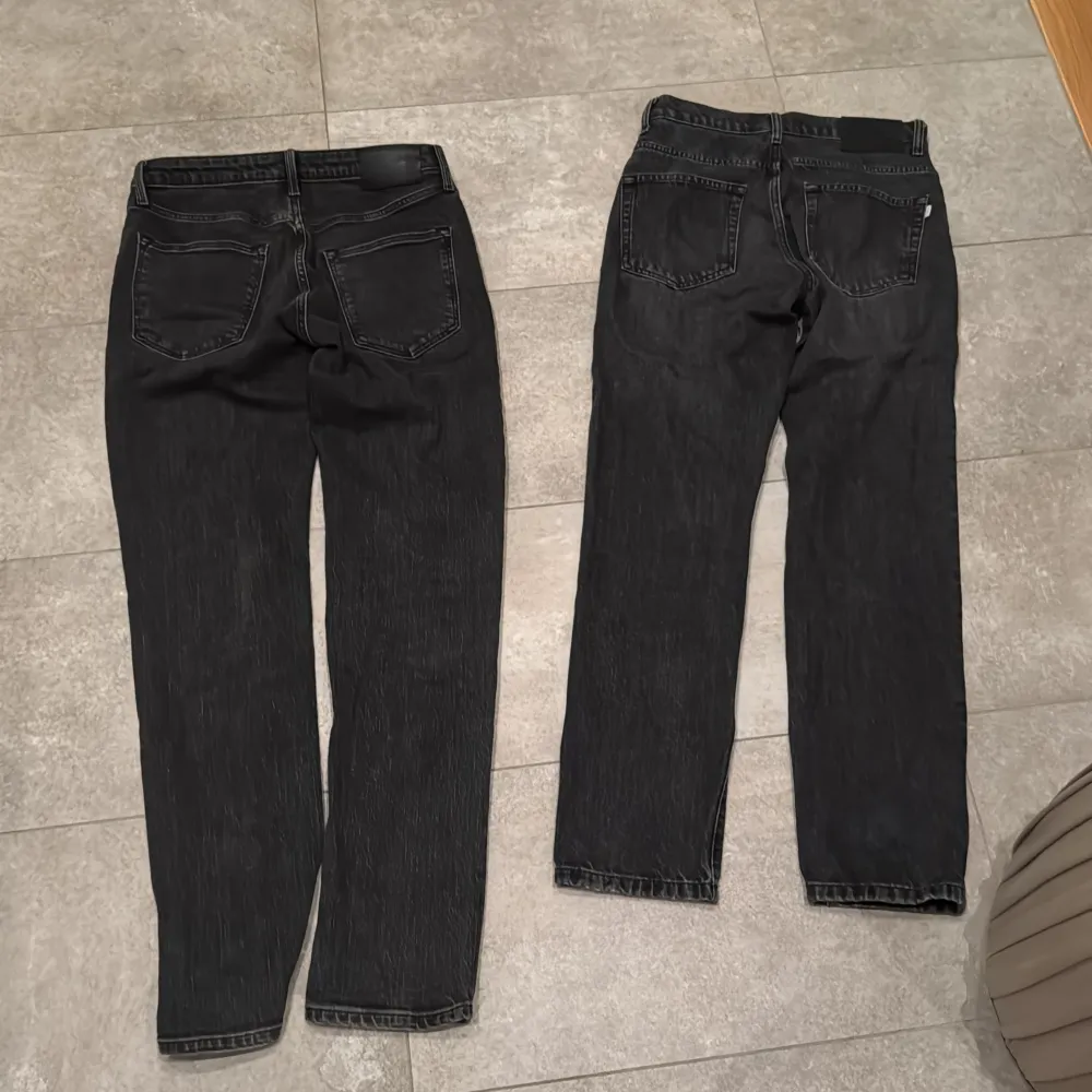 Säljer två par jeans                   WOODBIRD storlek 28/32. 400kr Jack and Jones storlek 29/32 400kr.     Pack pris 600kr då får du med båda jeansen. Pris går att diskutera! Hör gärna av er vid intresse. . Jeans & Byxor.