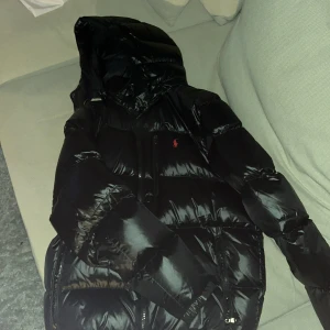 Ralph lauren jacka - Ralph lauran jacka. Använd fåtal gånger. Hål på höger ärm men de syns knappt.