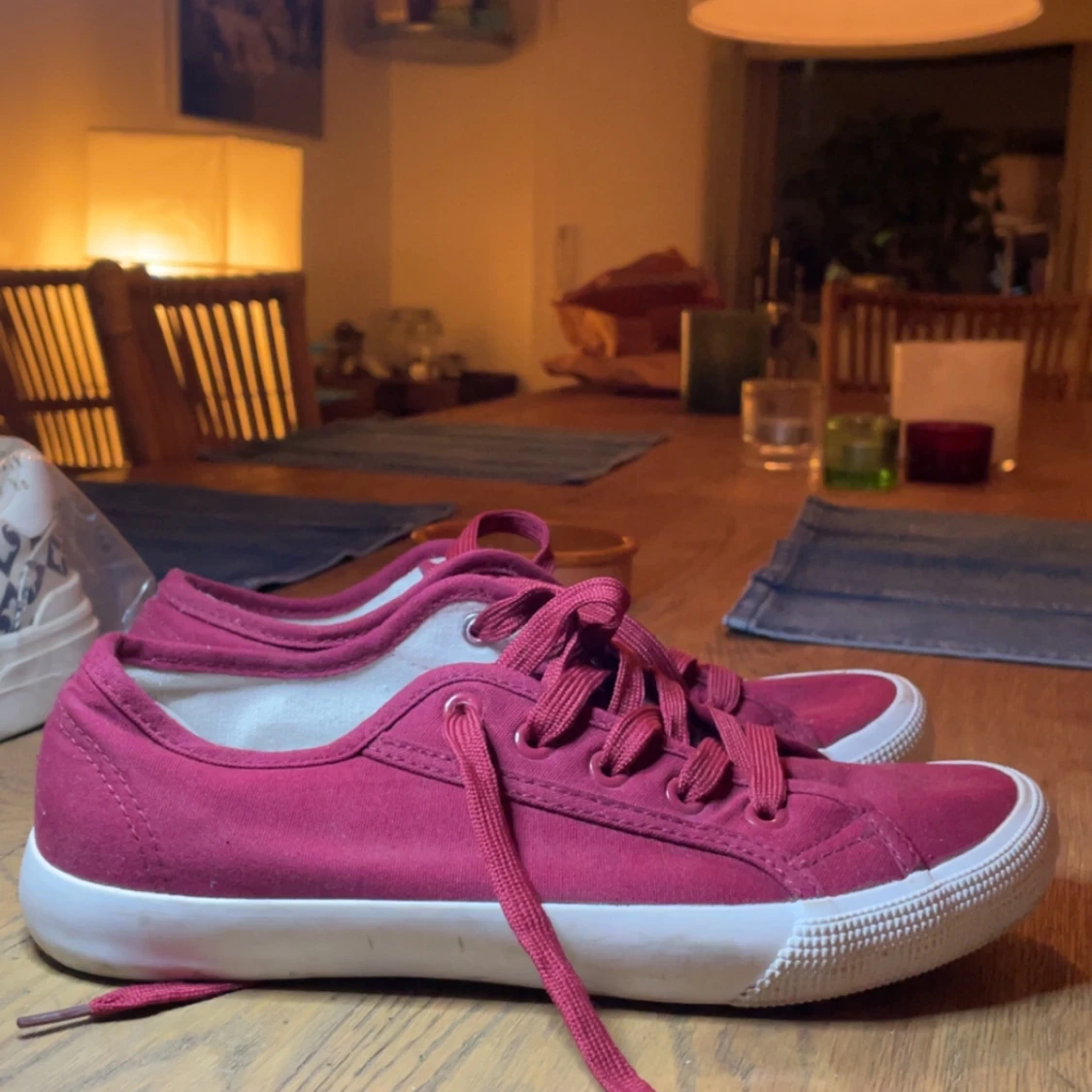 Vinröda sneakers  - 90