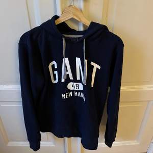 Säljer denna hoodie från Gant. Storlek L men liten i storlek så skulle säga att den passar lika bra på dig som har M. Aldrig använd - helt ny utan prislapp.  Nypris 1199 kr