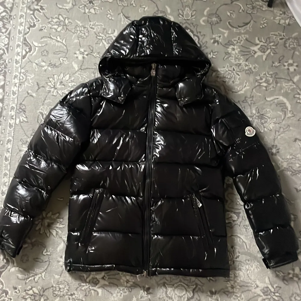 Helt ny Moncler maya jacka✅ Tags och bag medföljer🏷️🛍️ Storlek S/M Size 2. Jackor.