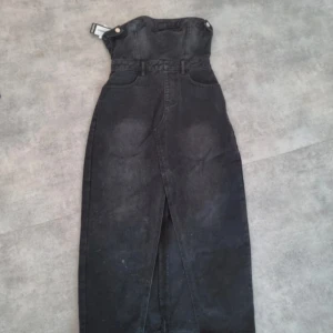 Jeansklänning från Boohoo - Jeansklänning från Boohoo, som är så himla fin men liten i storlek så den är mer som en Small , helt ny med lapparna kvar.
