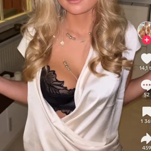 Intimissimi bh - Så snygg bh från intimissimi som inte säljs längre, aldrig använd. Klippt bort lappen men tror den är 75b eller 75c, passar mig som brukar variera mellan de storlekarna. Andra bilden är min, de andra två är lånade så man kan se hur den sitter på 💕