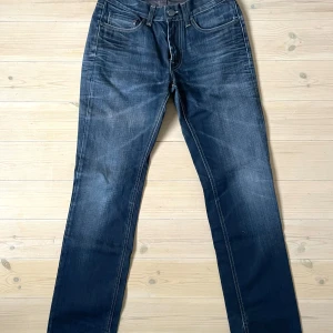 Jeans från Acne - Säljer ett par snygga mörkblå jeans från Acne i storlek 28 32. De har en klassisk straight fit och är i bra skick. Pris: 400kr.