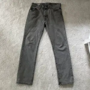 Säljer nu dessa sjukt snygga och trendiga gråa levis 501 jeansen. Helt sprillans nya med tags kvar. Nypris ca 1300kr. Först till kvarn!