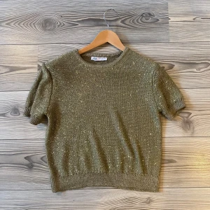 Glittrig grön stickad t-shirt - Grön stickad t-shirt med guldiga paljetter ifrån Zara, i nyskick🌟💚✨
