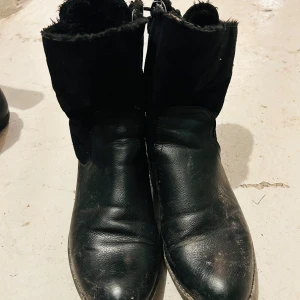 Svarta boots med foder - Säljer ett par svarta boots från Rieker i bra skick. De har en dragkedja på sidan och är fodrade för extra värme. Perfekta för höst och vinter! 🖤