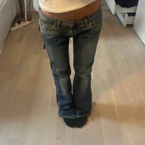 Lågmidjade bootcut jeans  - Lågmidjade bootcut jeans. Midjemått 38cm, innerbenslängd 82 cm. Köp via köp nu❤️