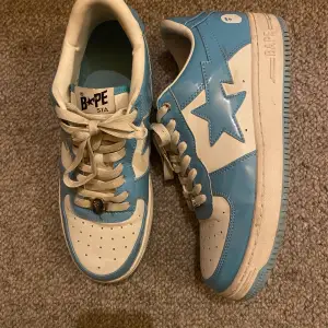 Säljer ett par snygga Bape sneakers i blått och vitt i storlek 45. Använda några få gånger i skolan. Skick 9/10. Pris kan diskuteras och kan kanske vara med på en prutning om affären går snabbt.