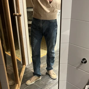 Levi’s 551z Authentic Straight - Blå jeans från Levis i bra skick, är 190 lång och storleken är 32/34