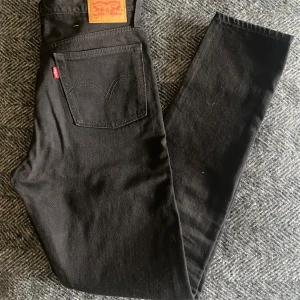 Svarta Levis 501 jeans - Säljer ett par svarta Levis 501 jeans i storlek 28/32 De är helt nya, endast provade ett par gånger. Perfekta för både vardag och fest! 🖤Nypris 899kr. 