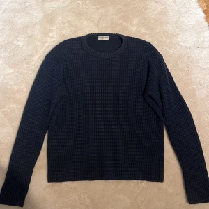 Stickad tröja  - Säljer min tröja från tiger of Sweden då jag inte tycker om den längre. Köptes för 2 år sen för 2000kr. 9/10 skick, använd ett fåtal gånger. Pris kan diskuteras vid snabb affär🤍