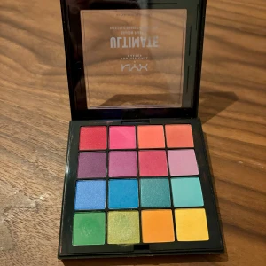 NYX ultimate shadow palette brights - NYX ögonskuggspalett med 16 färger.  Endast testat nån färg.   Nypris: 299