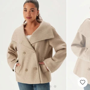 Beige kappa - Säljer denna beiga kappan då jag endast andvänt den 1 gång, därför är den i nyskick. Skriv för fler frågor eller bilder❤️