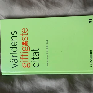 Världens giftigaste citat - En bok med en ljusgrön framsida och titeln 'Världens giftigaste citat'. Författarna är Leif Eriksson och Kristoffer Lind. Boken innehåller en samling av vassa och humoristiska citat från olika kända personer. Perfekt för den som gillar skarpa och underhållande kommentarer.