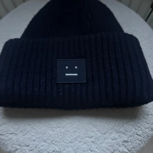 Mörkblå acne mössa - Väldigt bra skick