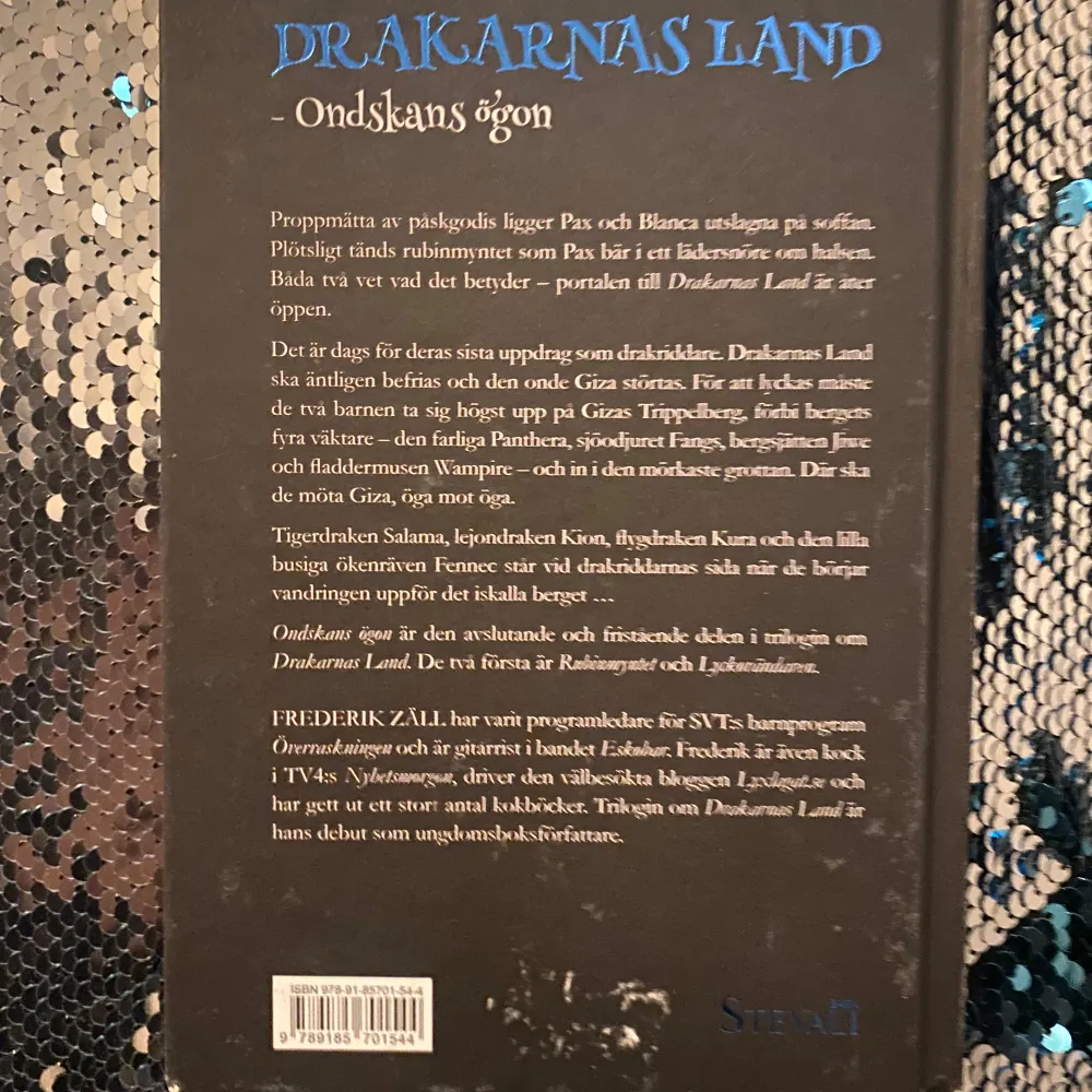 Spännande fantasybok där barnen Pax och Bianca måste rädda Drakarnas land från ondskan. De möter farliga varelser som Panthora och den elaka Giza. Perfekt för dig som älskar äventyr och magiska världar!. Böcker.