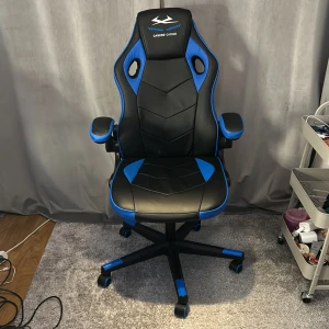 Gaming stol - Säljer den här gaming stolen som är i bra skick,säljer på grund av att den inte behövs längre pris kan även diskuteras🥰