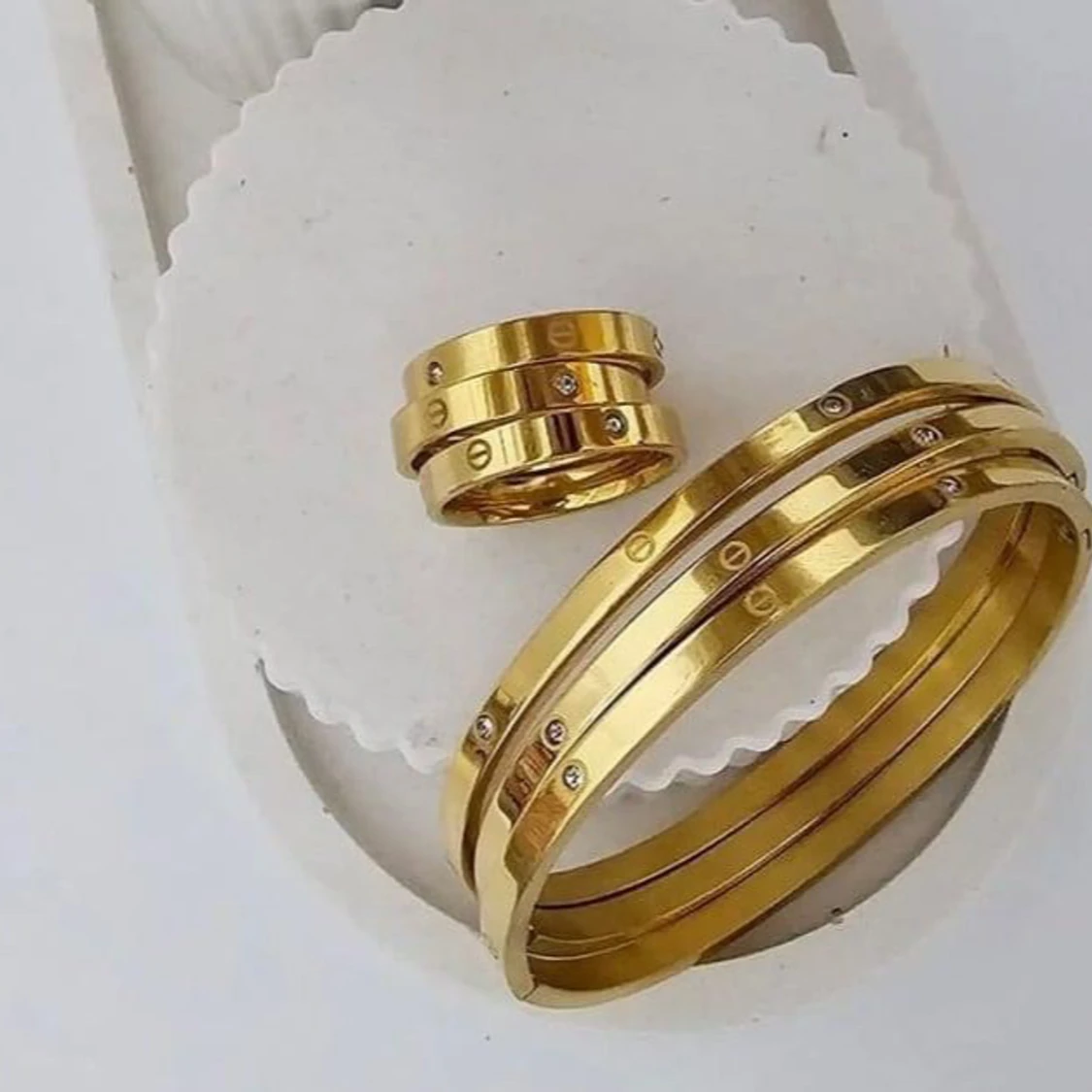 Rostfritt stål guld färg armband och ringar med sten mycket elegant.