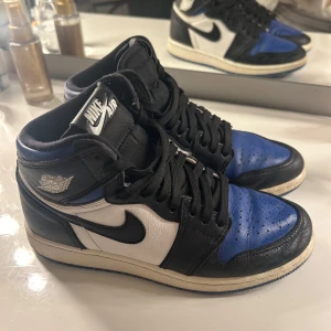 Air Jordan 1 Retro High Royal Toe - Stl 37,5, använda men skon är hel. Snörena är frissiga i änden, man får köpa till nya om man vill det, vilket även jag gjort en gång. Då original snörena gick sönder. Nypris 8530kr