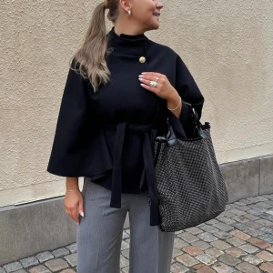 Svart kappa med knappar - Missäy 