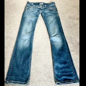 Blå jeans från Pepe - Säljer ett par snygga lågmidjade pepe-jeans. De är i bra skick och har en skön stretchig passform. Inte över-använda, säljer då de blivit lite försmå💞 nyskick ca 1000kr. 