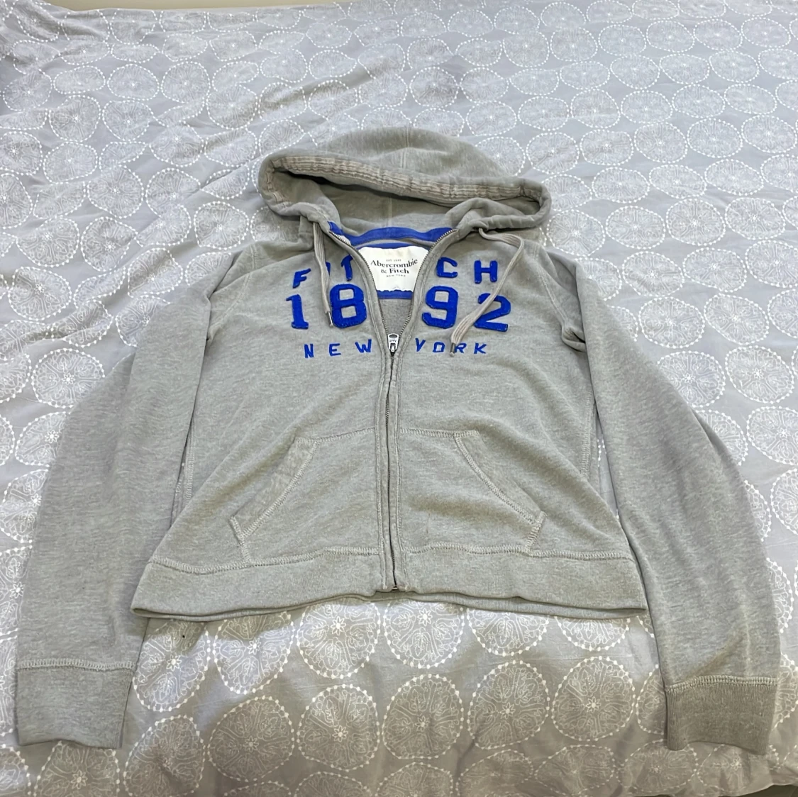 Grå hoodie från Abercrombie & Fitch