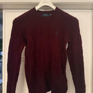 Ralph Lauren tröja  - Snygg tröja från Ralph Lauren  Storlek S  Använd max 5 gånger mycket bra skick Det noppriga kan tas bort innan den skickas med maskin ifall man tycker att den är nopprig.  Köpt på NK nypris 2000kr+