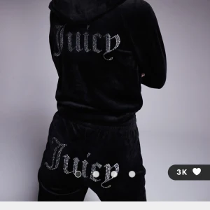 Svarta Juicy Couture - Säljer mitt jätte fina svarta sett ifrån juicy. De har jätte fint skick. Pris går att diskutera 
