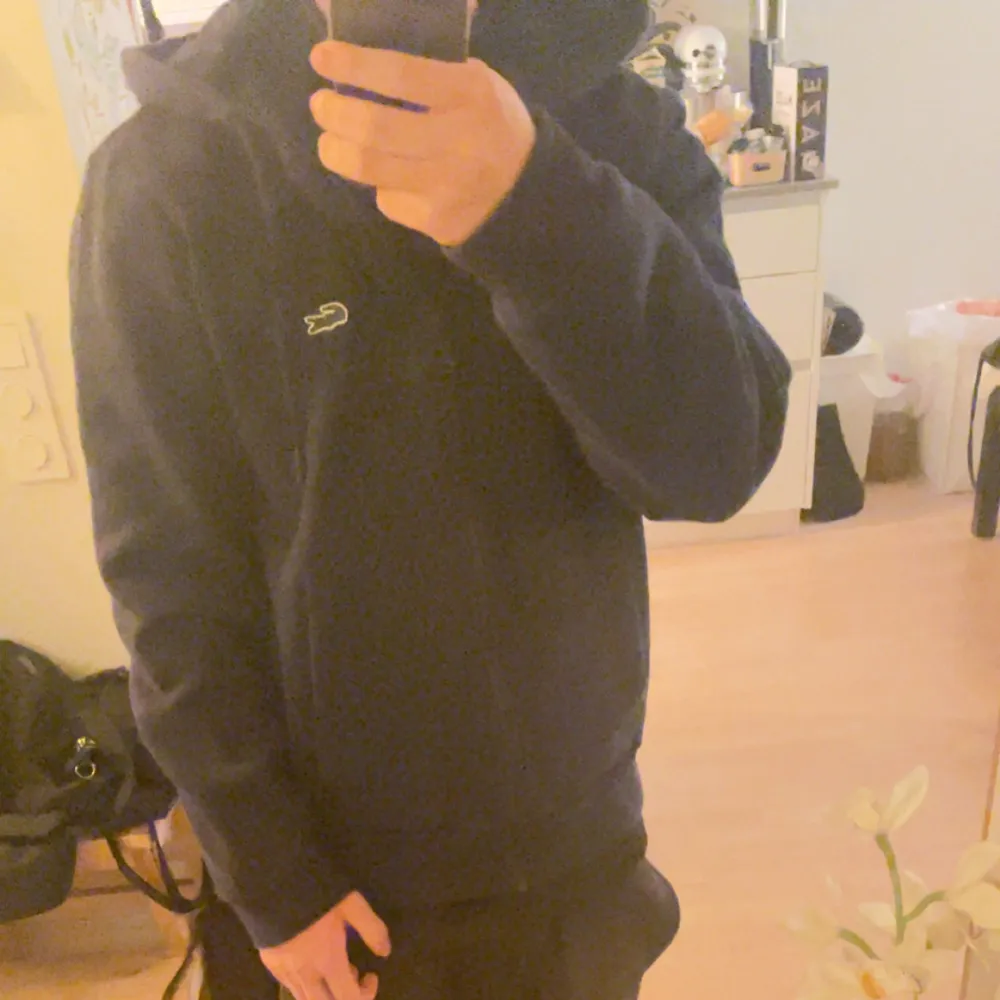 Säljer en snygg mörkblå hoodie från Lacoste i mycket bra skick. Den har dragkedja och den klassiska krokodilloggan på bröstet. Perfekt för höst vinter vår. Strlk M jag är 172 o väger 63kg. Kp för frågor. Hoodies.