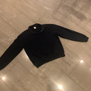 Mörk blå tröja från Zara - Säljer en stilren mörk blå tröja från Zara i storlek S. Perfekt för både vardag och fest. Tröjan har långa ärmar och en klassisk krage. Den är i bra skick och passar till alla tillfällen. Skicka ett meddelande vid intresse! Pris kan diskuteras!!!