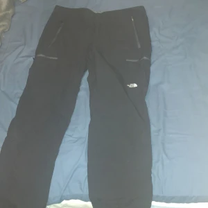 North face byxor  - Svarta north face byxor storlek 36