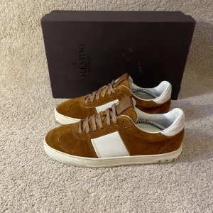 Valentino Flycrew Skor - Bruna Valentino Flycrew skor, alla spikar kvar storlek 40,5 men passar 41,41-5, skopåse & kort ingår.