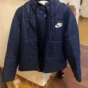 Nike jacka  - Blå Nike jacka men finns ett litet hål typ längst ner vid kedjan pris kan diskuteras 