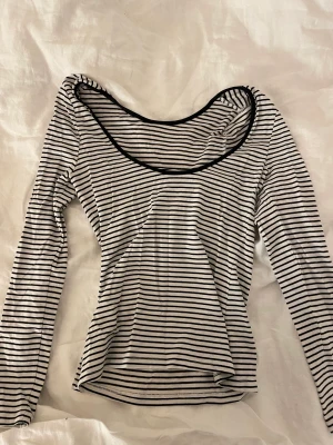 Långärmad tröja från COS, xs - Multiway top som går att använda på två sätt. Antingen djup i ryggen eller vid bröstet. Storlek Xs men skulle säga att den mer passar en S. Mycket bra skick!