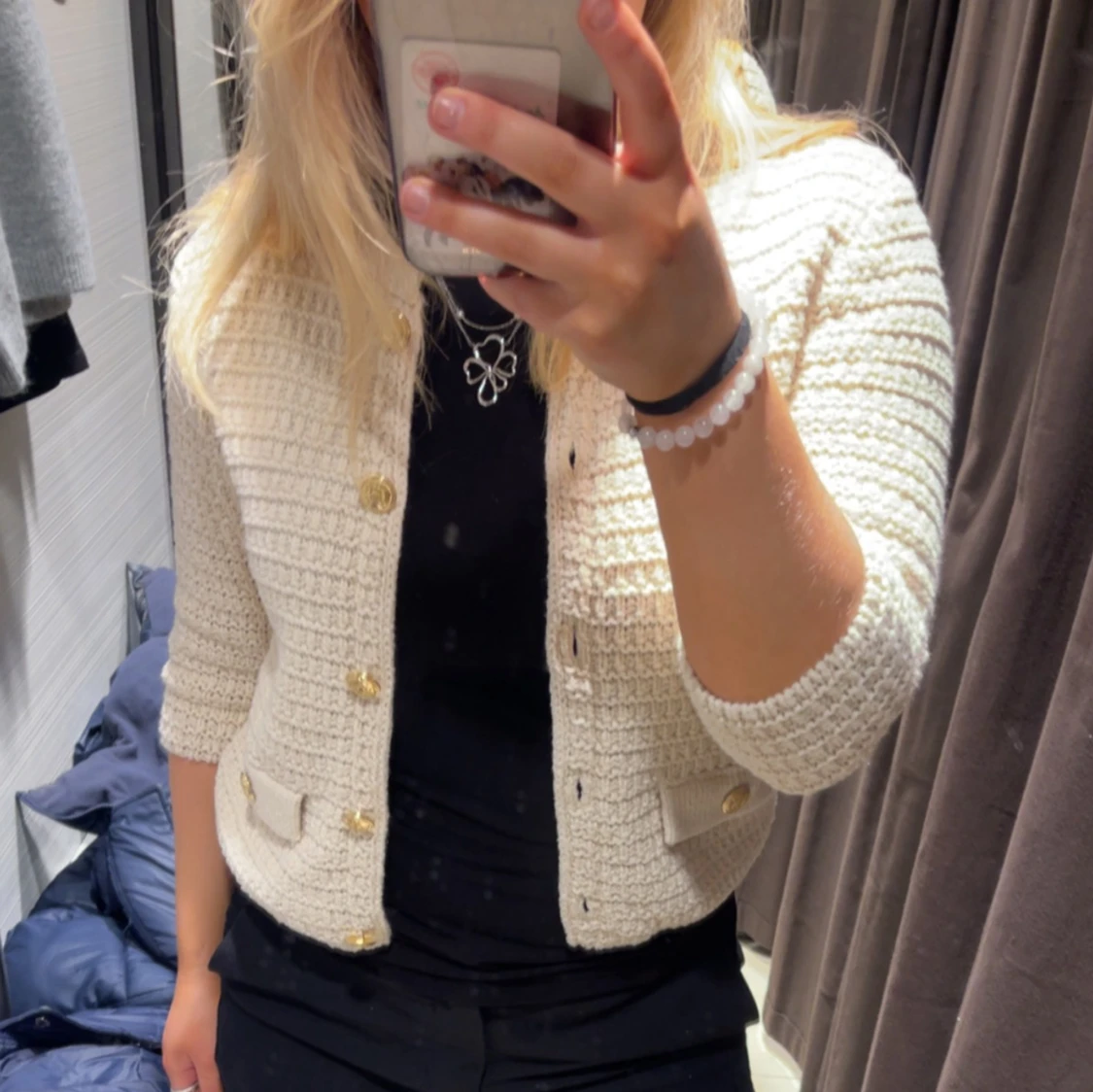 Vit stickad kofta med guldknappar - 90