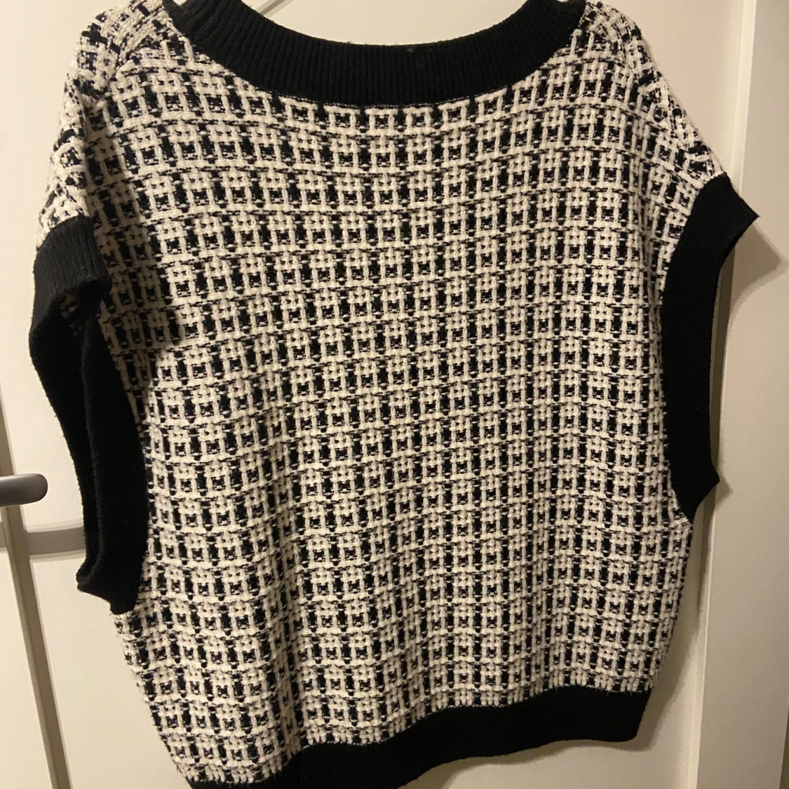 Svartvit rutig väst från Gina Tricot - 90