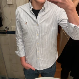 Ralph Lauren skjorta  - Ralph lauren skjorta super bra skick! Storlek xs passar S. Jag är 1,80cm