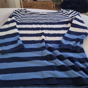 Randig tröja från Hampton Republic - Säljer en snygg randig tröja från Hampton Republic i blått och vitt. Tröjan har trekvartsärmar och är perfekt för en avslappnad stil. Den är i bra skick och passar perfekt för vår och sommar. Perfekt för en dag på stan eller en fika med vänner! 🌊