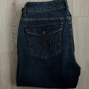 Lee jeans - Low waist, jeans från Lee. Jag skulle säga att de passar på S-M, jag själv bär vanligtvis S och d sitter lite större på mig. Jag säljer de då de är lite för korta för mig, jag är 176 cm lång. Kontakta mig för fler bilder eller frågor!!💗💗